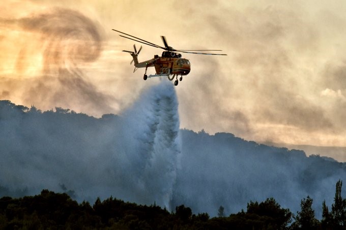Μάχη με τις φλόγες που βρίσκονται 1 χλμ. από το Δίστομο